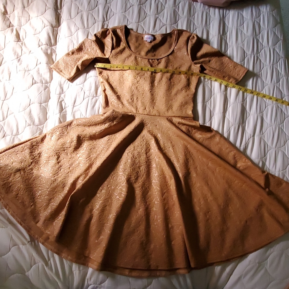 Lularoe Amelia size M.  Gold short sleeve dress.